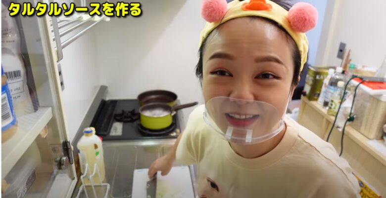 蛙亭岩倉の宮﨑よかとこチャンネルでチキン南蛮作っているところ